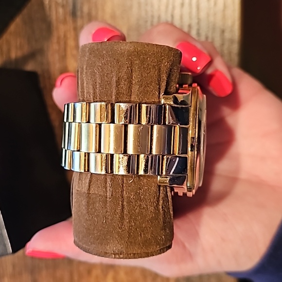 Michael Kors Gold Logo watch - Picture 4 of 9